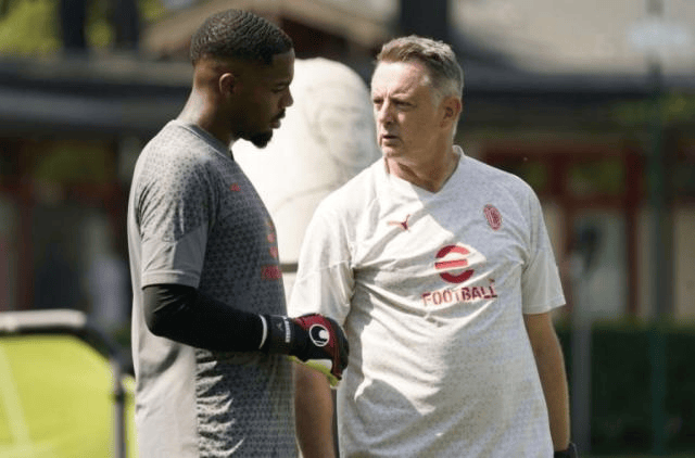 体坛: 前阿森纳、威尔士、AC米兰门将教练罗伯茨或加盟申花