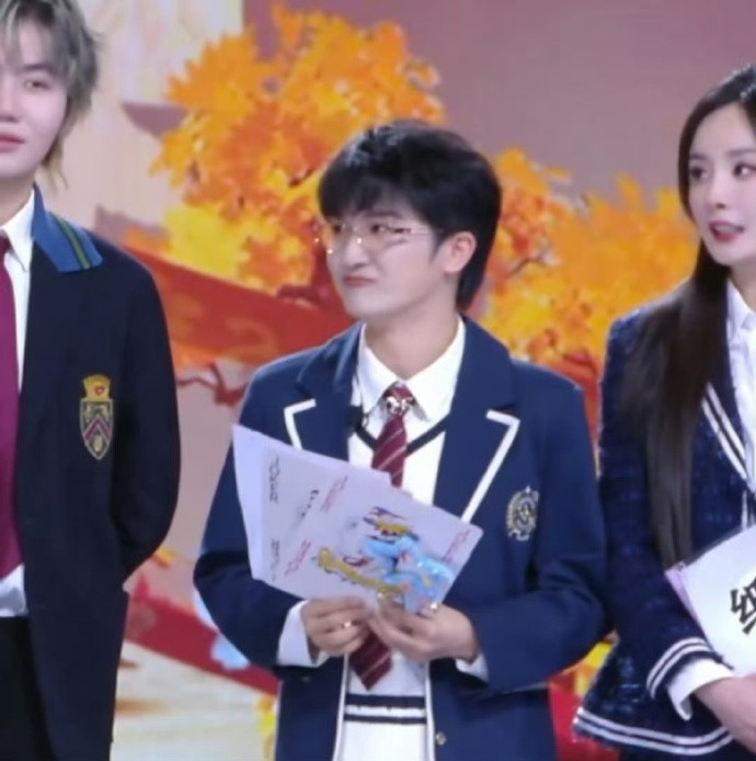 周深王炸开局好萌好萌拿着两张比自己脸还大的牌子哈哈哈哈周深收到金条的反应