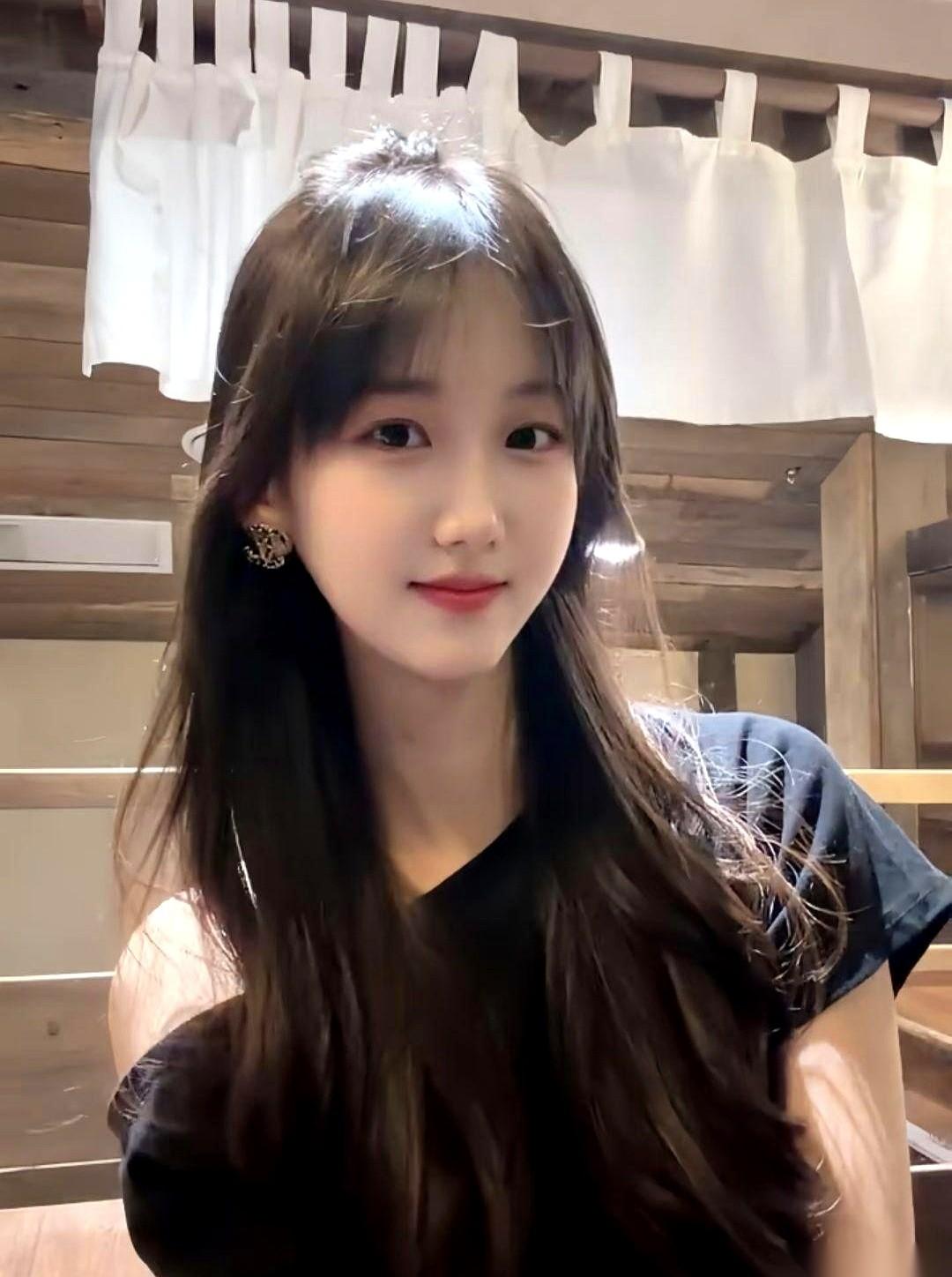 小区里一个四十几岁的姐姐，离婚后相亲，遇到个开大奔的。车门一关，派头十足。她心