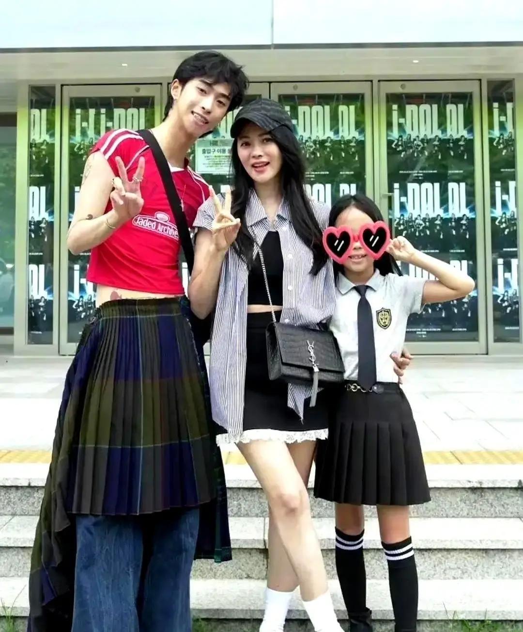 凌晨三点，伊能静小作文一出，热搜直接沸了。网友正心疼她“高龄带娃像闯关”，