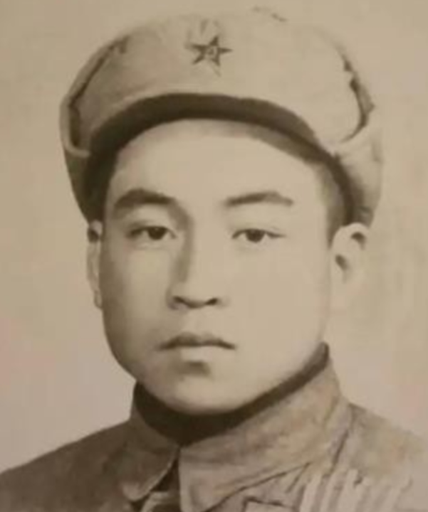 1951年，美军俘虏了一个17岁的志愿军战士，美军用电话线把他捆住，连夜拉去领赏