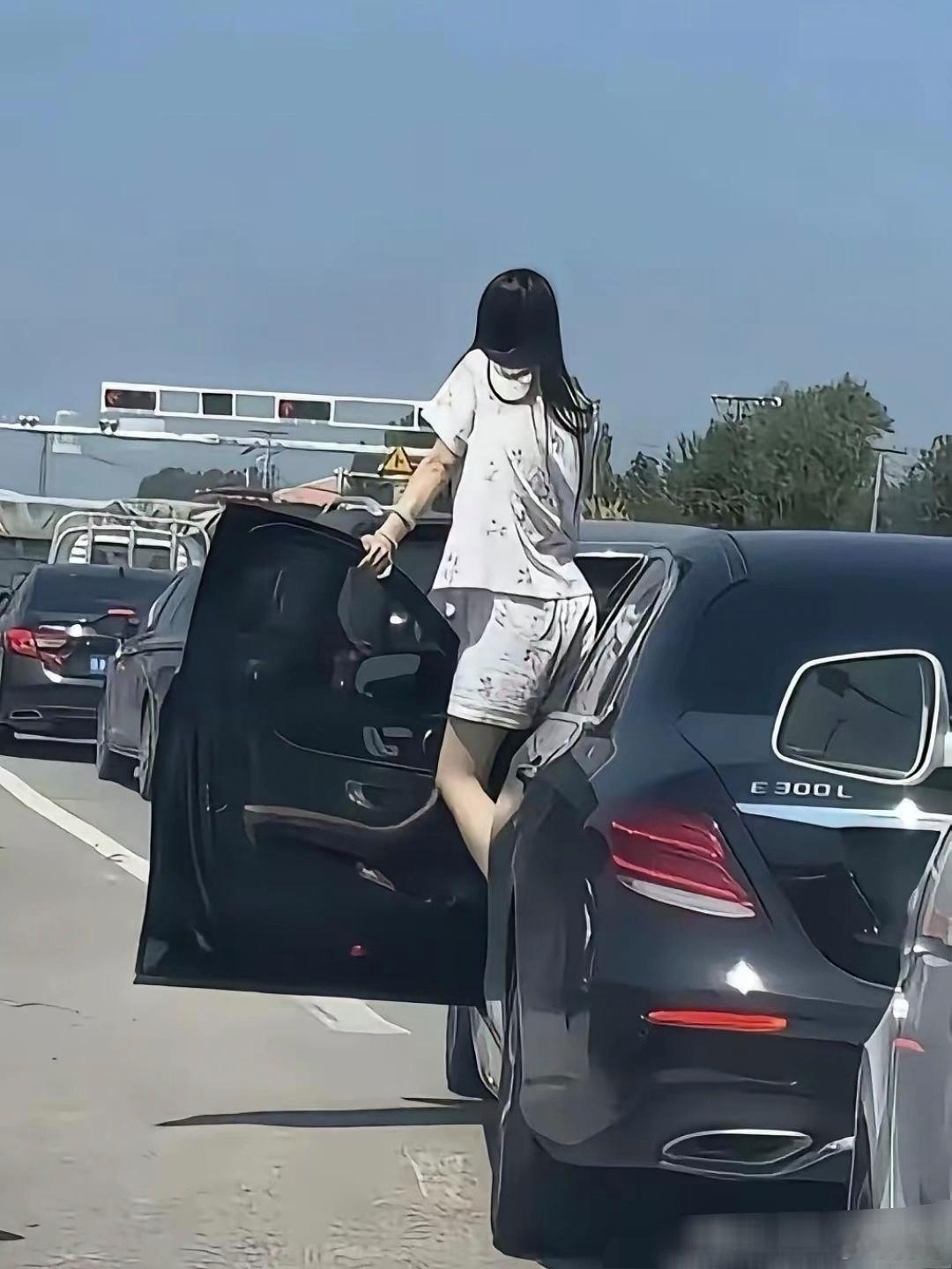 高速上堵车看到的，这娘们挺虎啊！