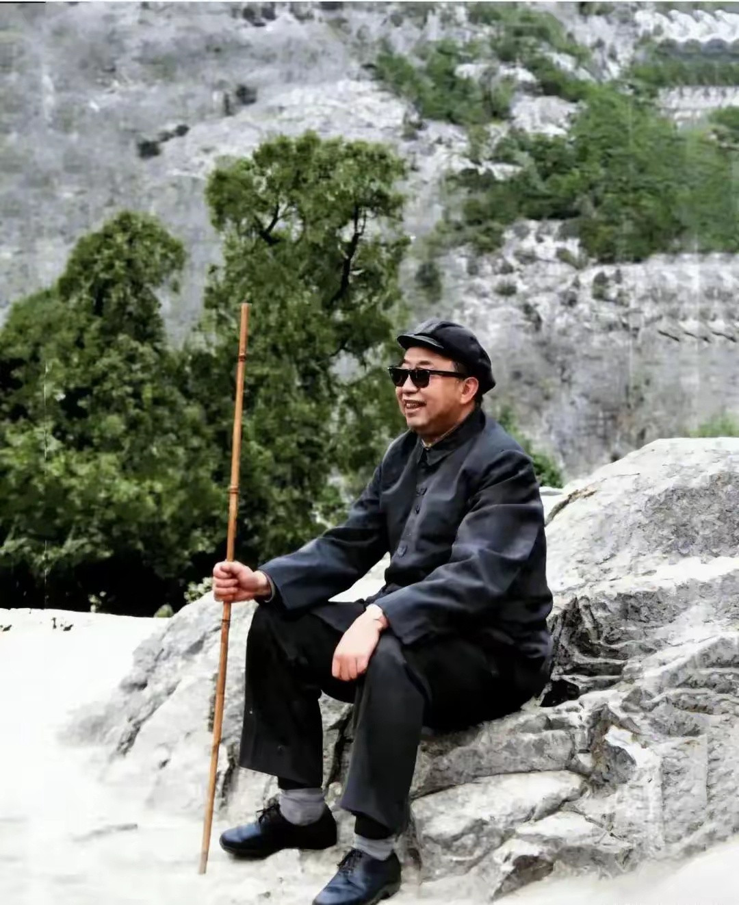 1981年6月之后，华国锋不再担任党中央主要领导职务，闲暇之时，走访各地，游览名