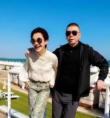 2014年，管虎筹拍《老炮儿》时，想请冯小刚主演六爷，却被婉言谢绝。管虎拿出撒手
