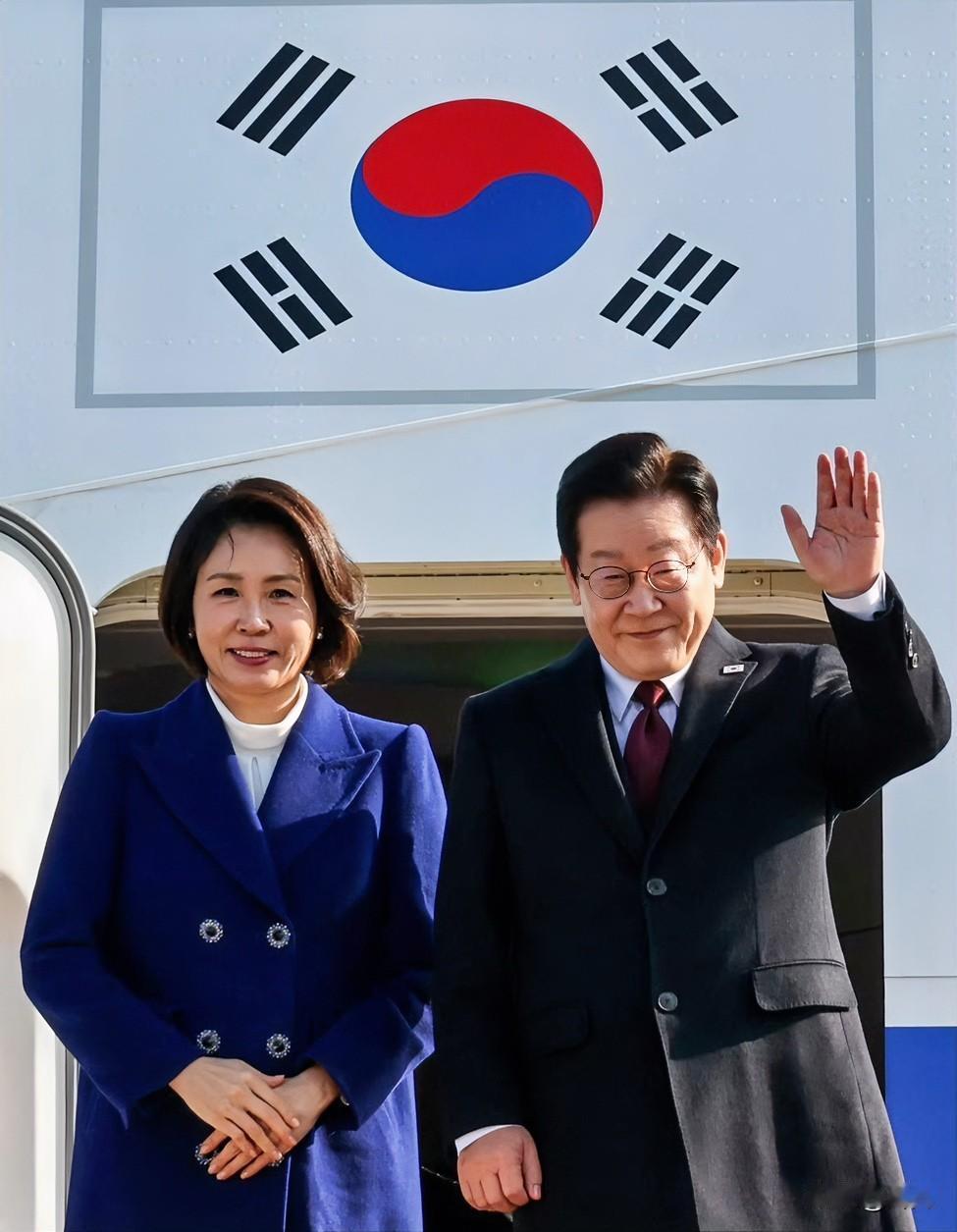 突发！刚刚，韩国总统李在明携夫人金惠景已经乘坐专机启程访华，据悉，李在明此次访华