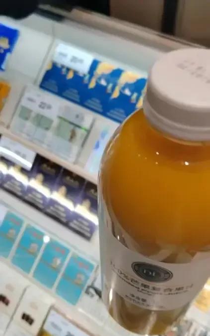 胖东来饮品遇专业打假，被爆料饮料中含铁屑铁渣子！5月17日上午，有自媒体账号在