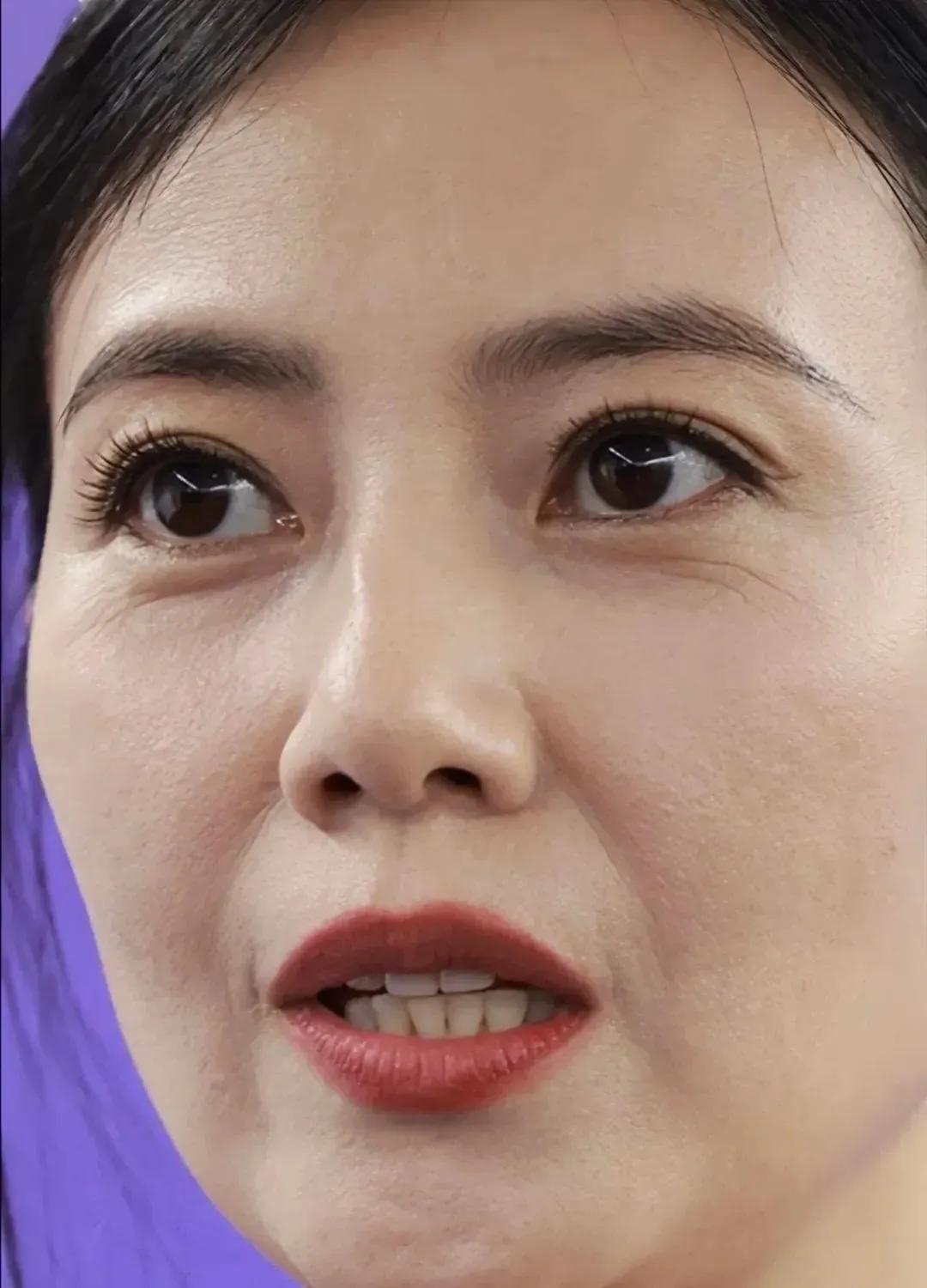 高圆圆，素颜怼脸拍也觉得美！尽管已是45岁的女人了，也有几分沧桑，但岁月的沉淀和
