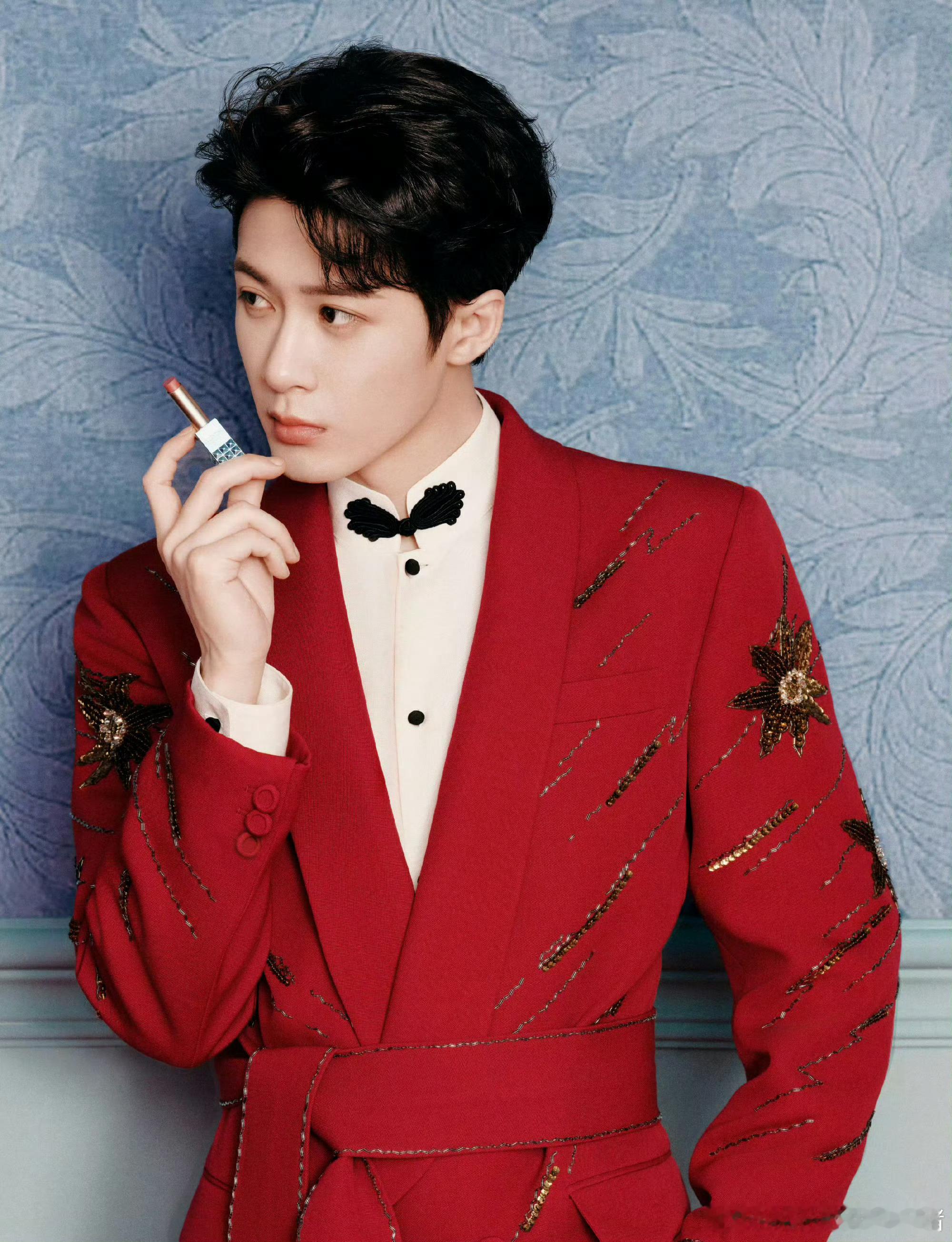 檀健次、宋祖儿华伦天奴美妆新年大片