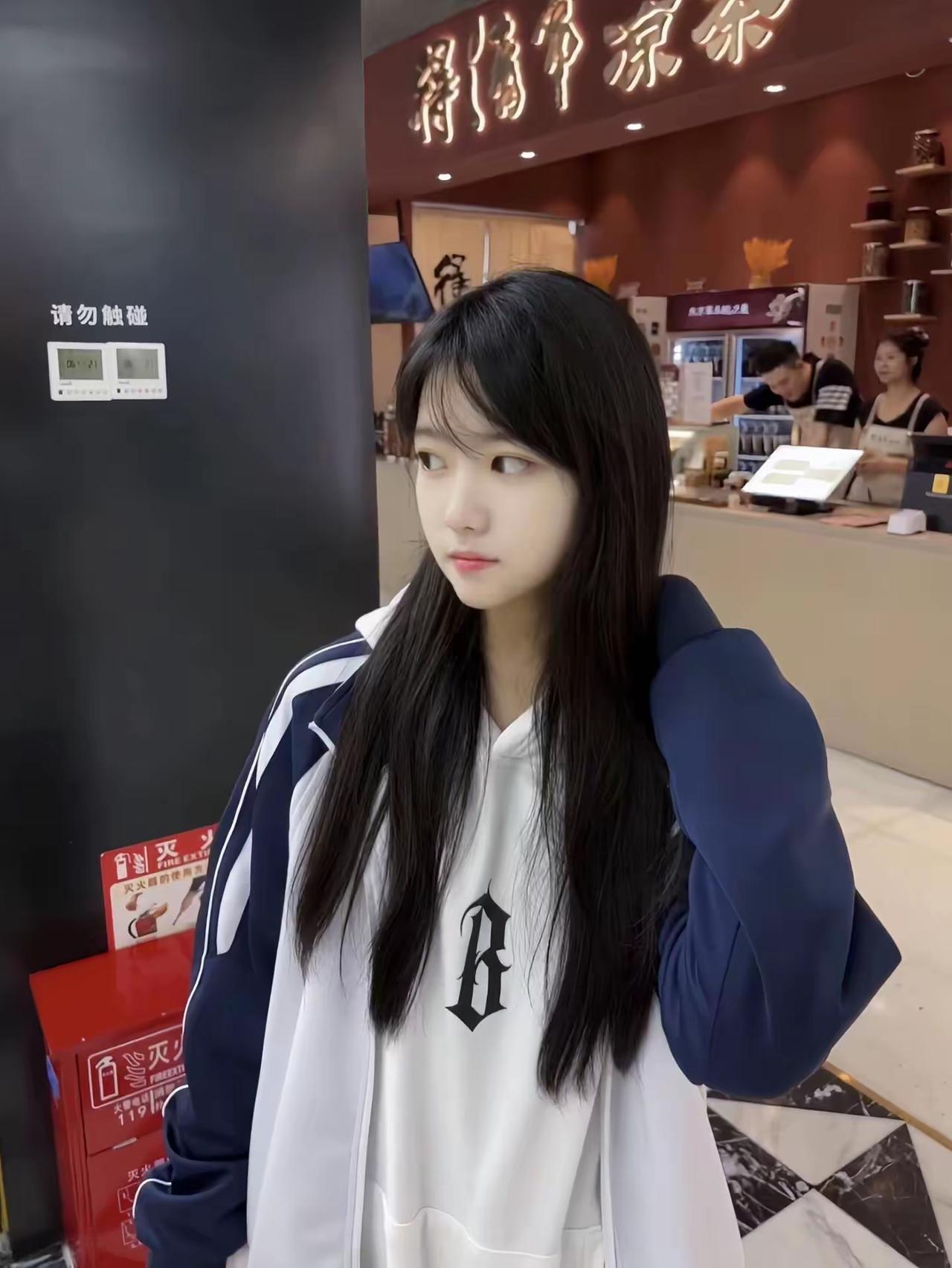 在奶茶店里的甜美少女，等待着一杯暖心的奶茶。温柔咖啡店美女甜系奶茶少女清纯奶