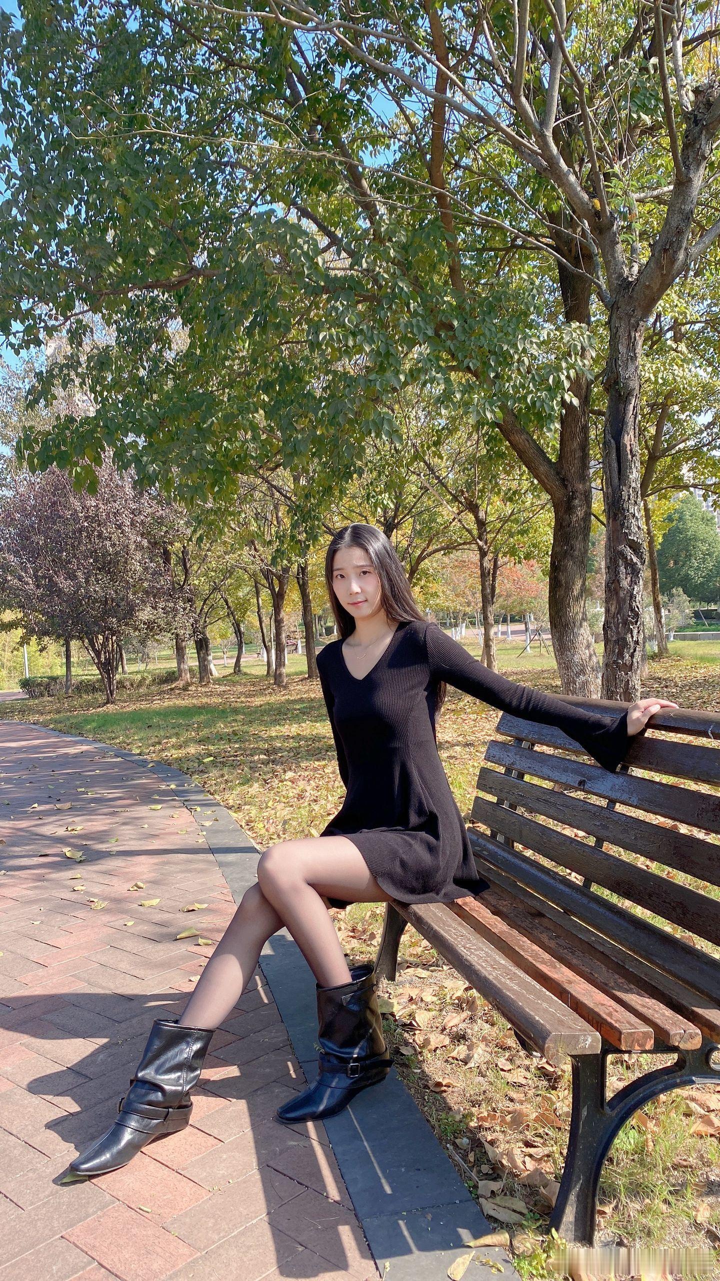 黑色穿搭，连衣裙，短靴，黑丝打底