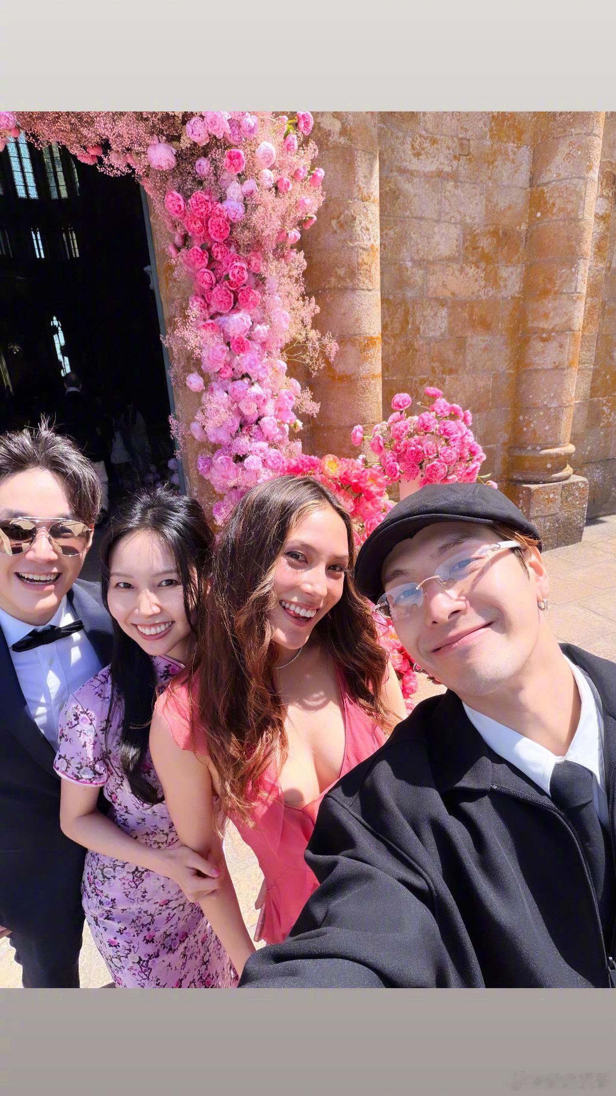 王嘉尔祝福何猷君奚梦瑶刚刚，王嘉尔晒出多张在何猷君奚梦瑶婚礼上的合照并送上祝福，