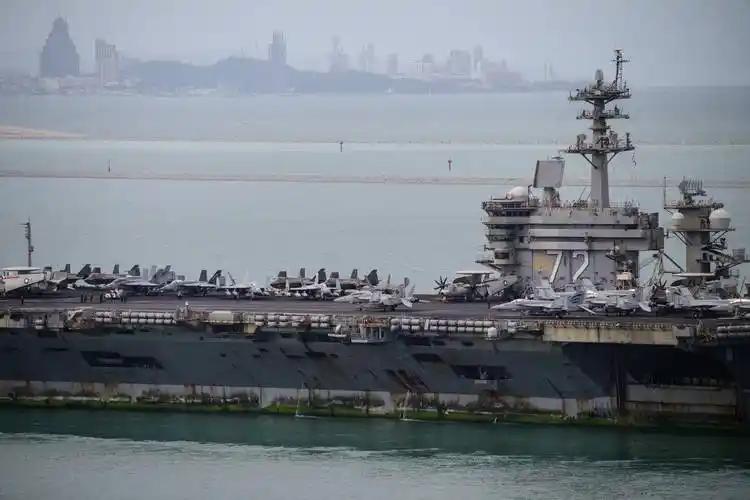 从中东撤回来的“林肯”号航母，刚到泰国就露了馅！每天大巴一趟趟拉着舰上大兵往芭