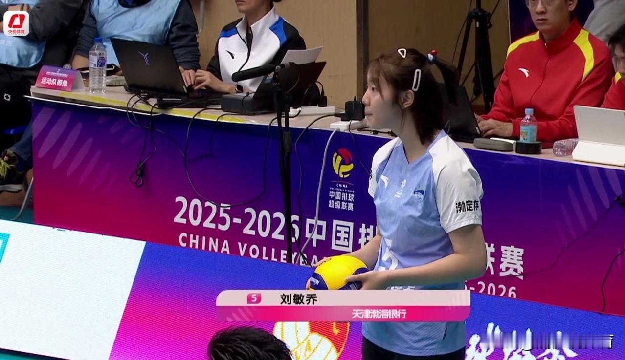 天津小将刘敏乔疑似“爆粗口”被山东女排队长孙杰投诉。刘敏乔进攻得分之后去后排发球