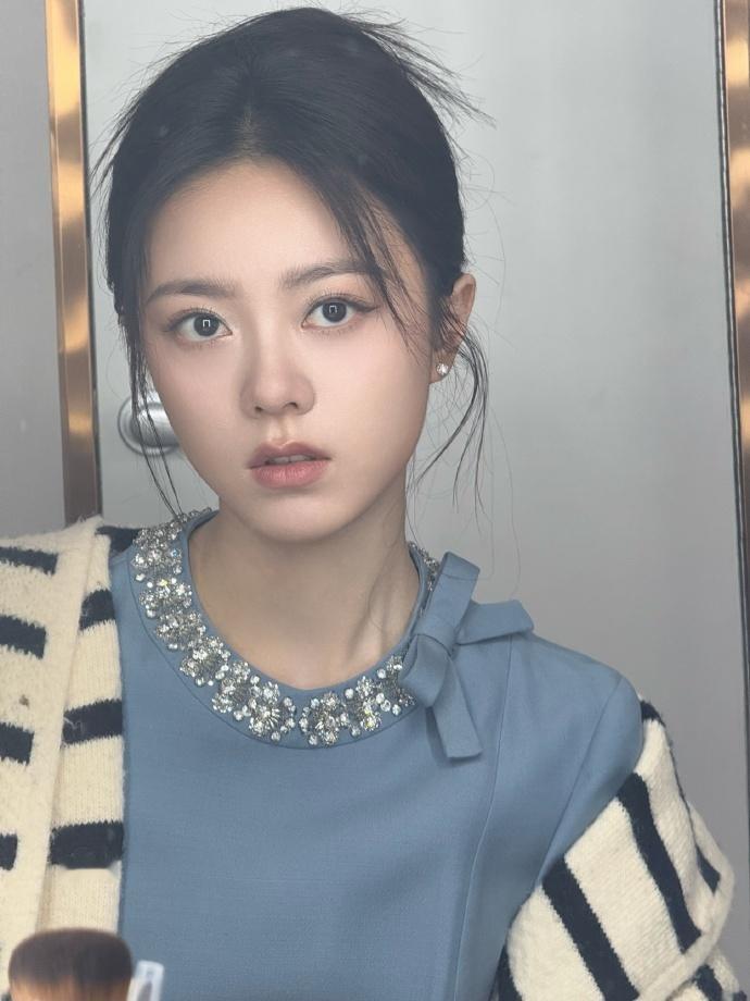 赵今麦西瓜自拍赵今麦的西瓜自拍也太清甜治愈啦！手捧西瓜出镜，清甜果香仿佛要溢出屏