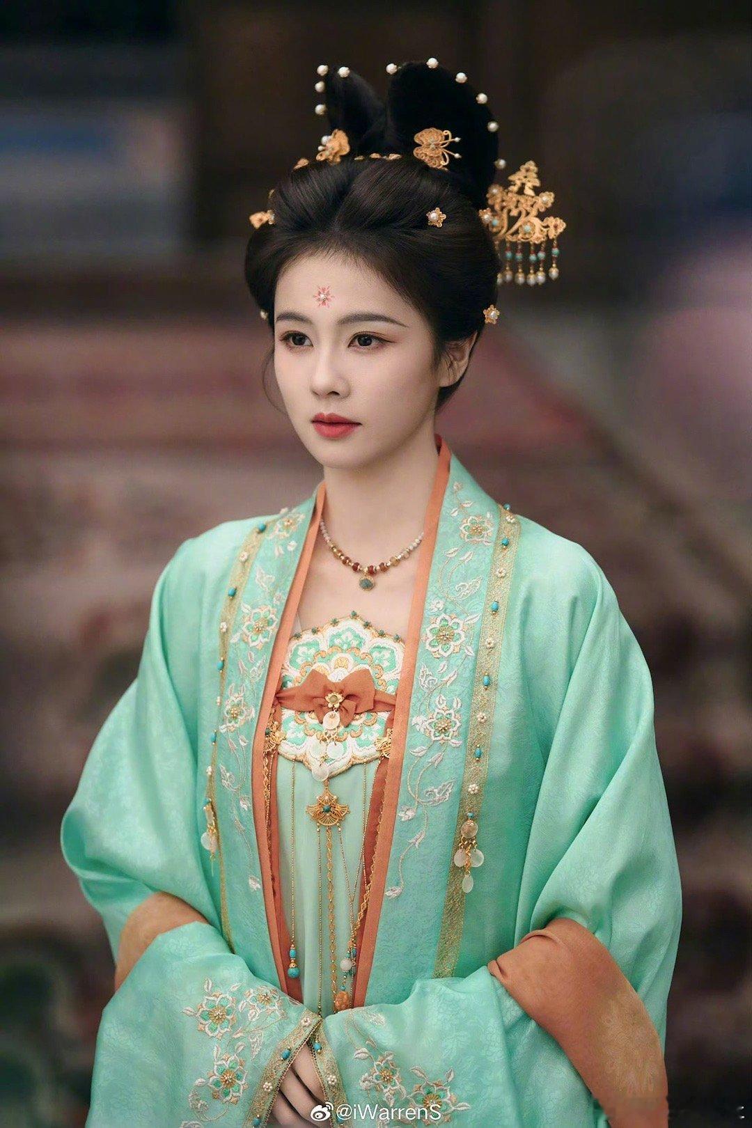 宋雨琦说喜欢白鹿李佩仪妆造，哈哈哈哈哈哈，白鹿的古装有种大气的美～