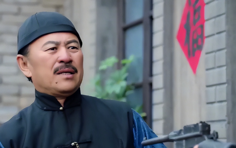 抗战时，游击队长李岩性被日军撵了约莫两里路时，见野外无隐蔽处可以藏身。脱身，不可