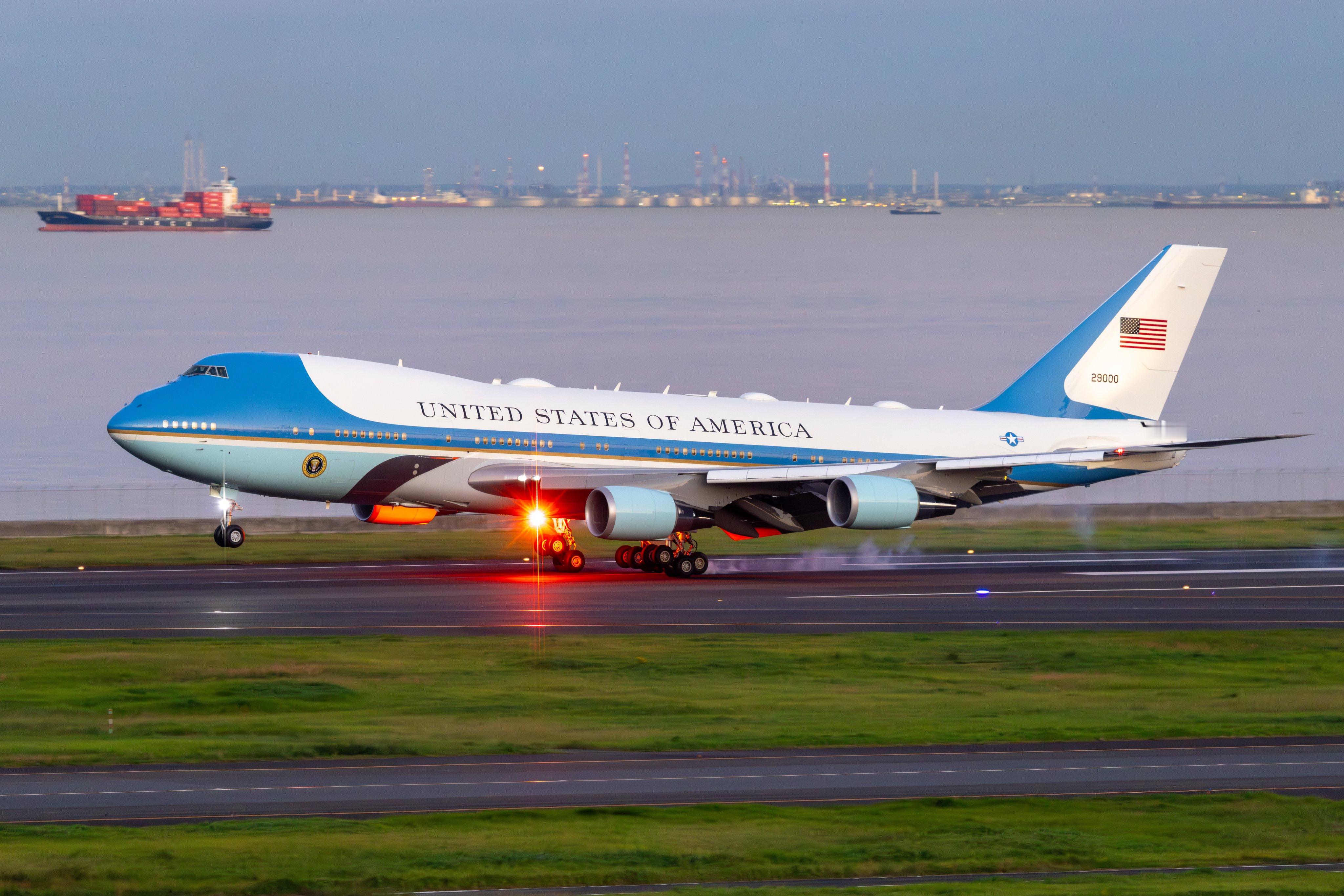 相似角度的空军一号VC-25(92-9000)​​​起降​​​