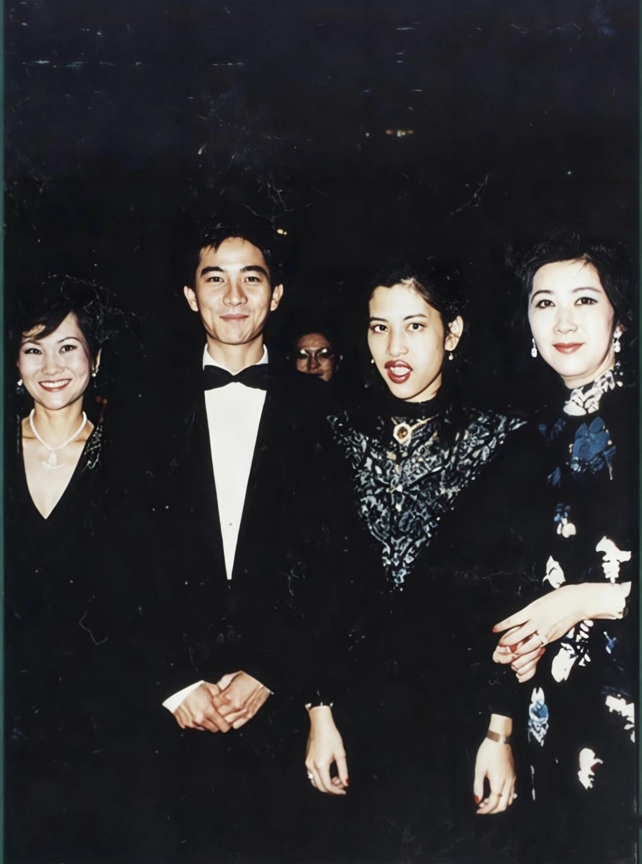 没想到80年代的香港歌手，居然能受邀登上泰国王室的御前演出舞台！这张1987年的