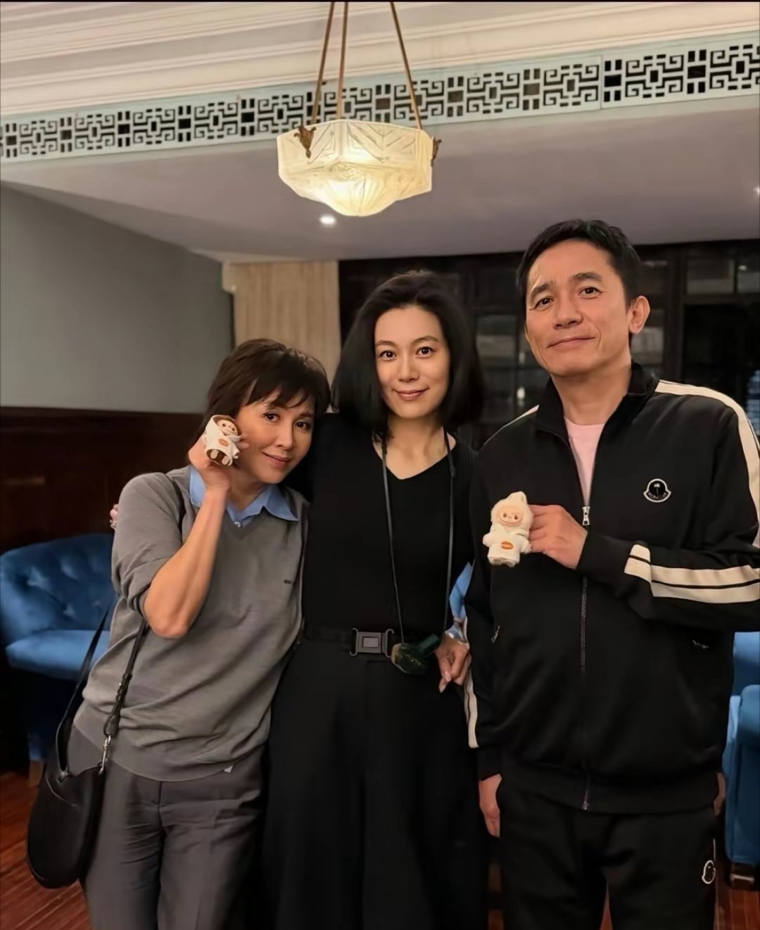 64岁梁朝伟和老婆刘嘉玲去上海朋友家做客，状态超棒，看着特别年轻，身板挺直，一点不油腻，照样帅气十足