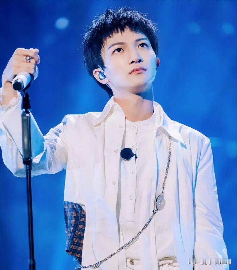 我问我一个追了周深十年的老粉：他为啥能红这么久，光靠嗓子吗？她说你听听韩红那