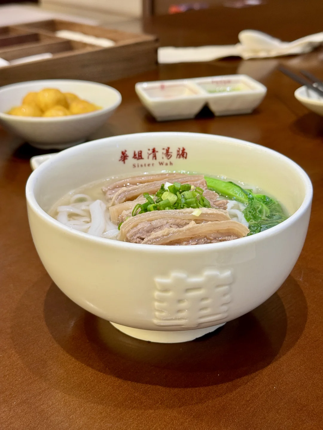 这家清汤腩，不是那种第一口很重的好吃