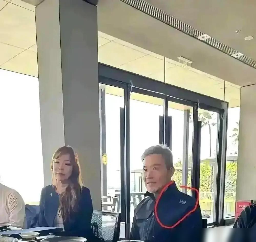 699元外套被王石穿断货。73岁穿国产冲锋衣，直播间一秒扫空。这事儿其实挺有