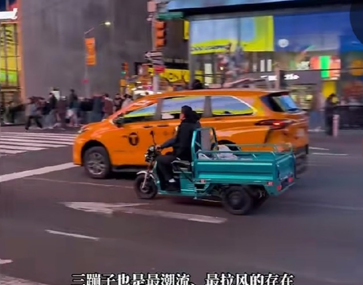 西班牙街头，三蹦子竟跑赢了法拉利？