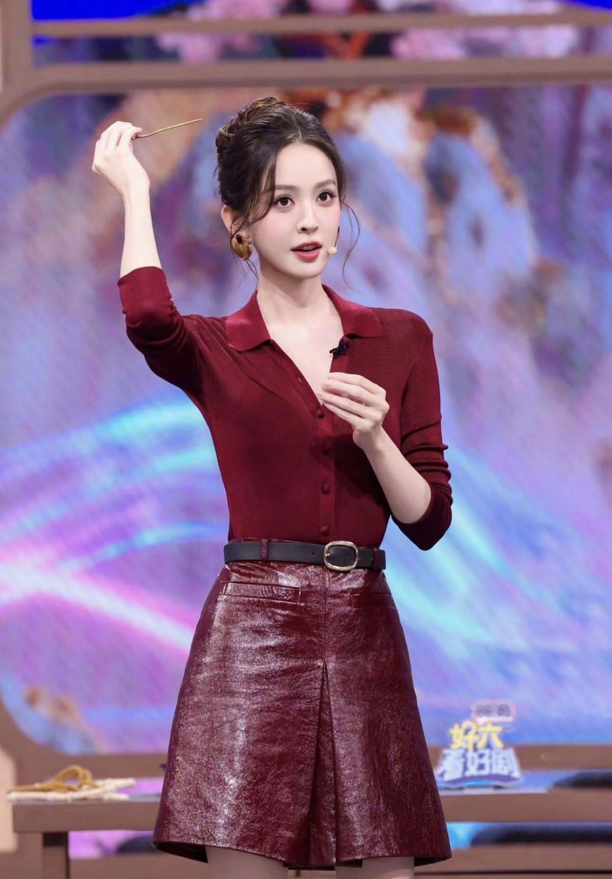 简约针织衫搭配亮面皮裙，古力娜扎这一身，是行走的高级感[赞]极致的红，遇上极致的