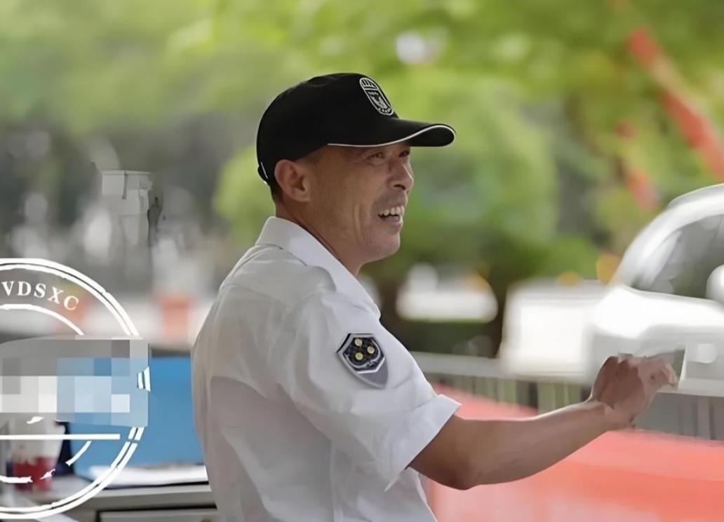 2018年，南昌1保安上班喝了点酒被物业开除，谁料，消息刚传出，小区1000多户