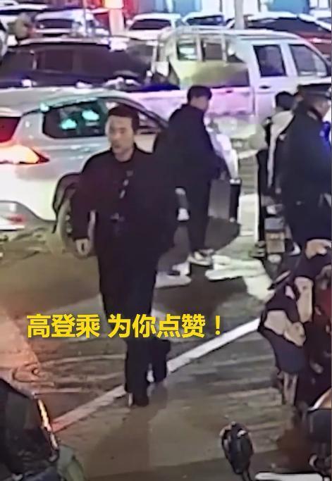 全国人民记住你了！山西朔州辅警高登乘，下班陪妻儿逛街，经过人来人往的十字路口，盯