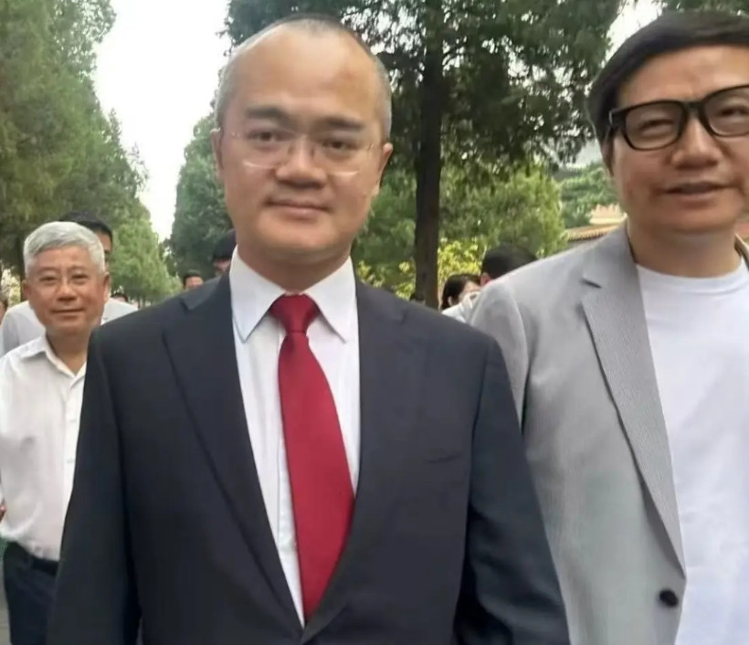 王兴和雷军再次同框，两人脸上尽显疲态！美团外卖最近被京东和饿了么围追堵截，王