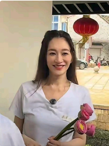 李小冉50岁了，还这么年轻漂亮。