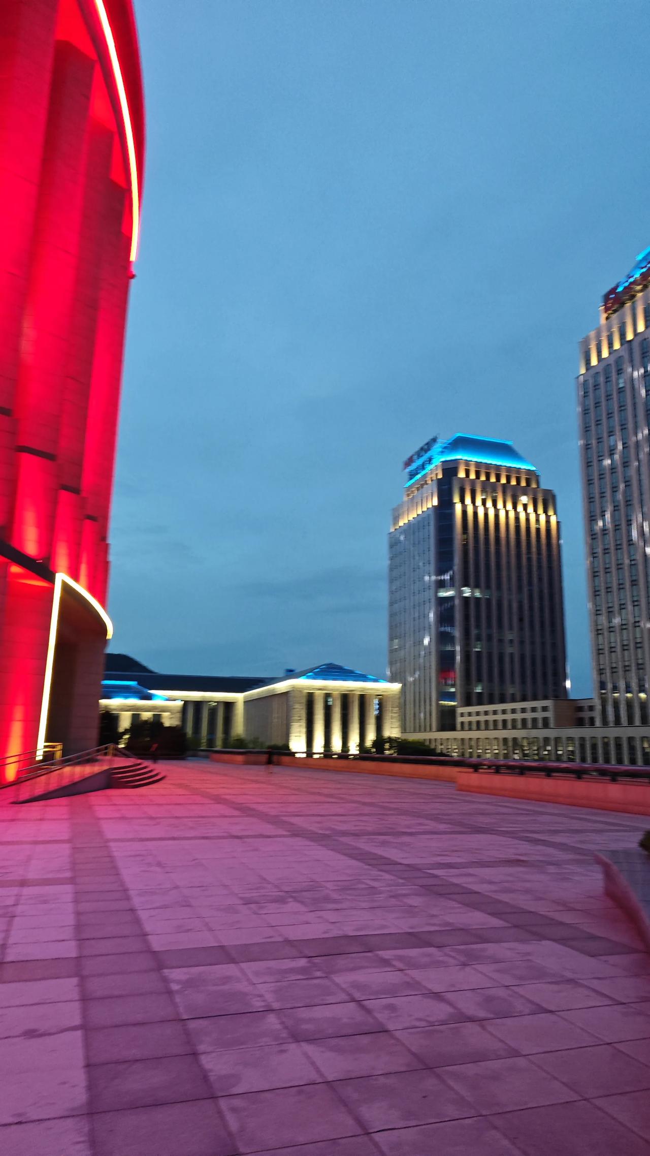 高校教师这行，能从五个方向同时把人往悬崖边推！我是"高等教育文摘"，深耕教育