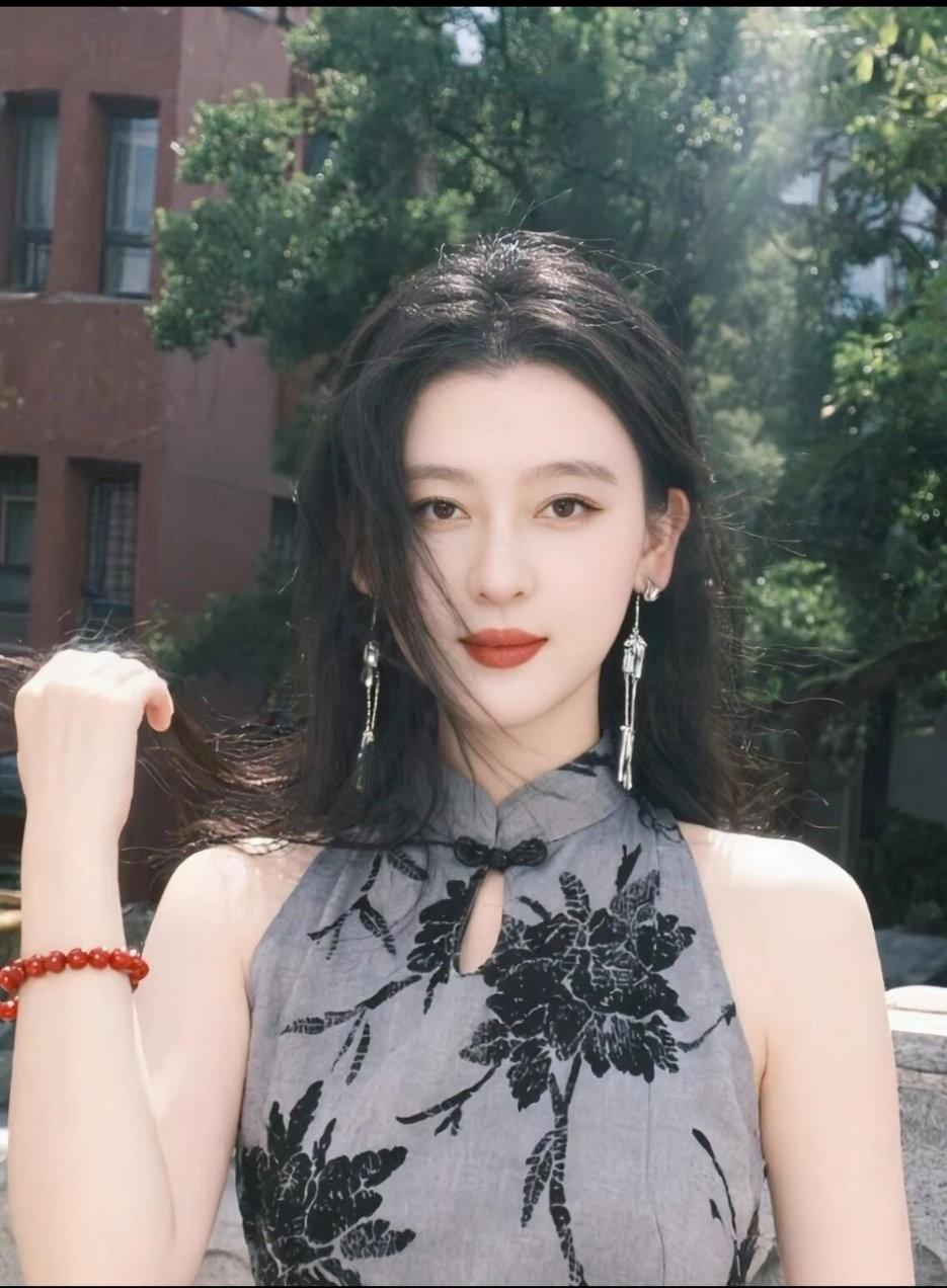 优雅黑发少女，复古风连衣裙，红唇与耳环相映成趣。晒图笔记大赛中式古典美女中，你