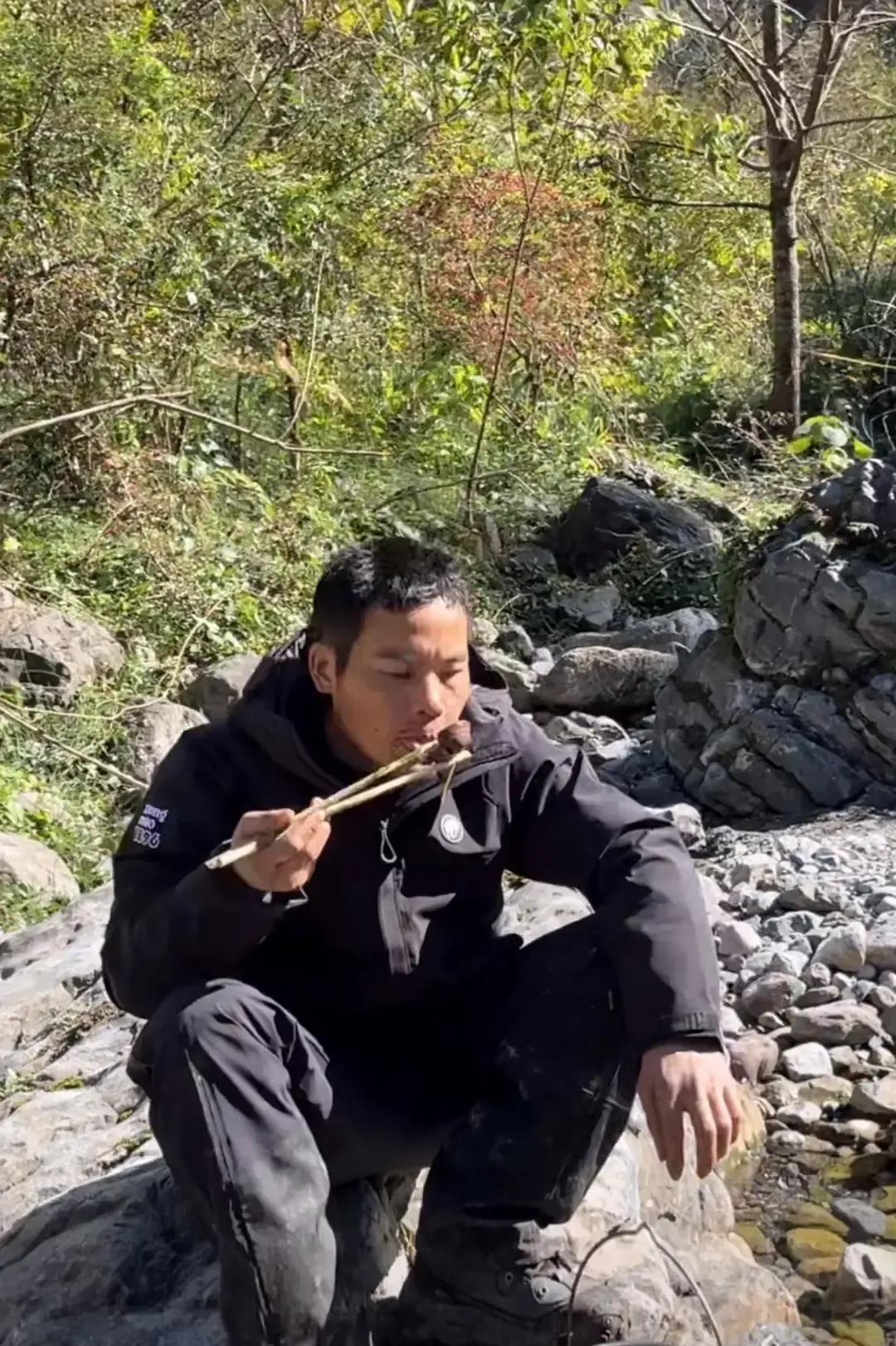 刀疤哥第九天没出现在补给点，背包扔在原地，手机只剩一格信号，安全员当场脸绿。中