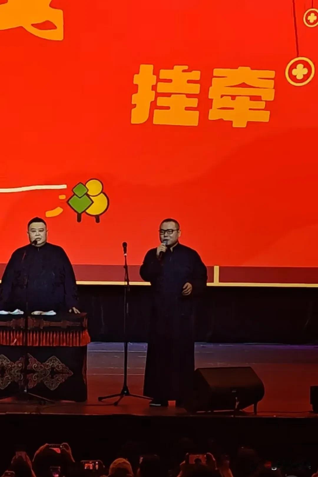 这是什么神奇联动，张信哲空降德云社岳云鹏、孙越相声巴黎专场。张信哲穿着白色外套