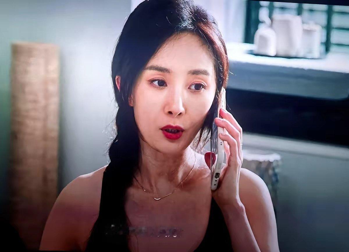 看了杨幂的《惊蛰无声》，怎么说呢，感觉有点怪她确实聪明，知道自己的优势在哪，所以