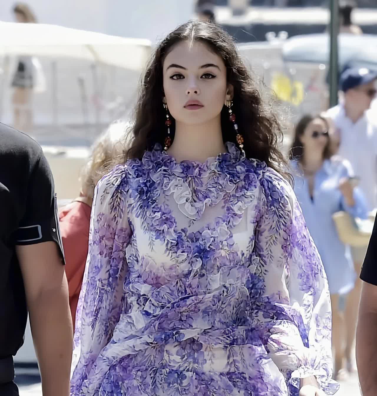 这是“地球球花”莫妮卡.贝鲁奇的女儿戴娃.卡塞尔，父亲是法国演员，文森特.卡塞尔