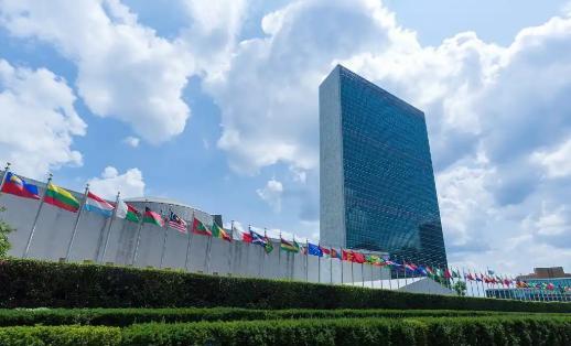 在纽约联合国总部前，中国国旗竟再次遭遇闭门羹。4月25日，美国再次使出老招数，拒