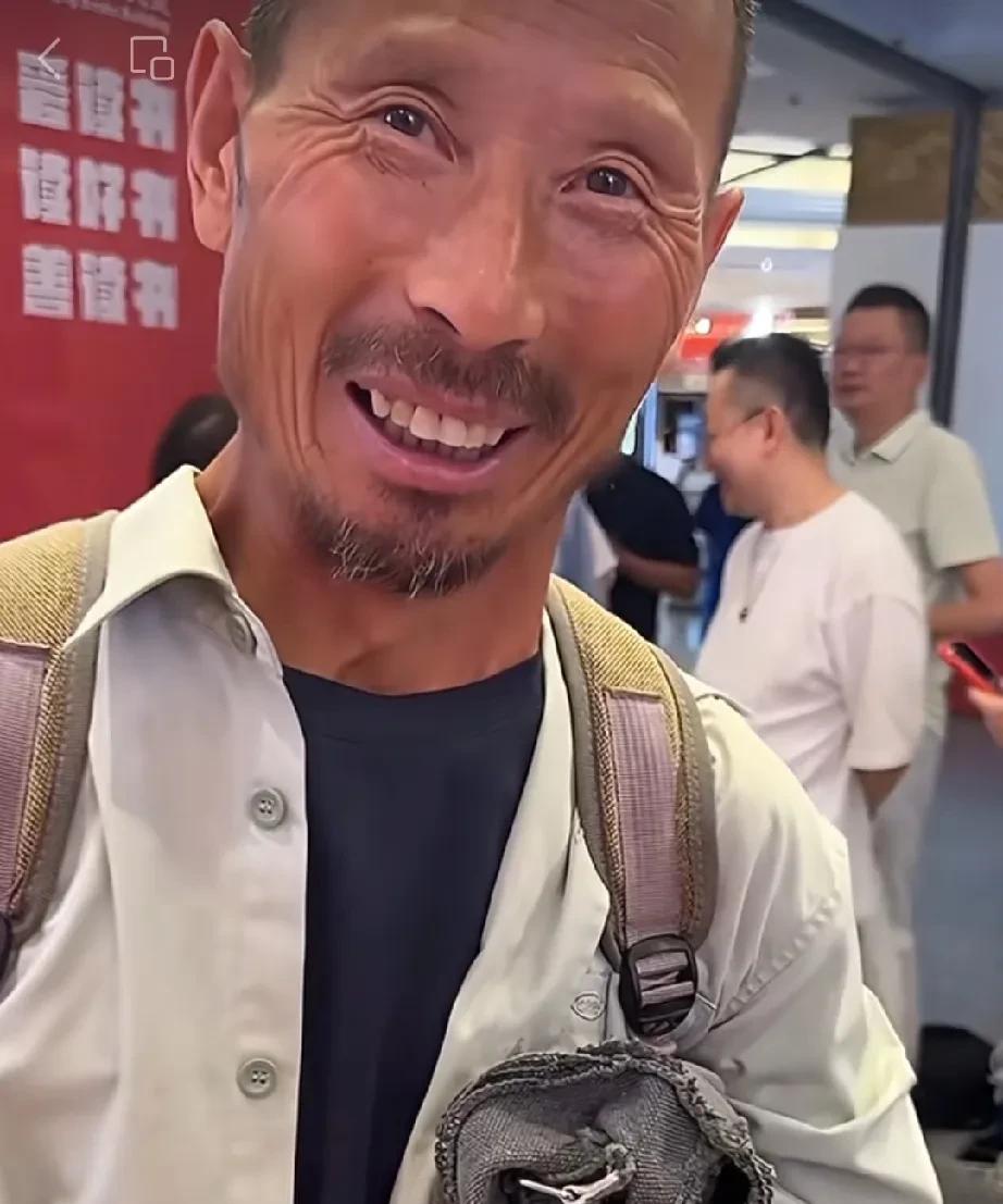 脚踩泥泞却仰望星空，60岁工地大哥让人感动！陈行甲新书签售会，来了一位特别的书