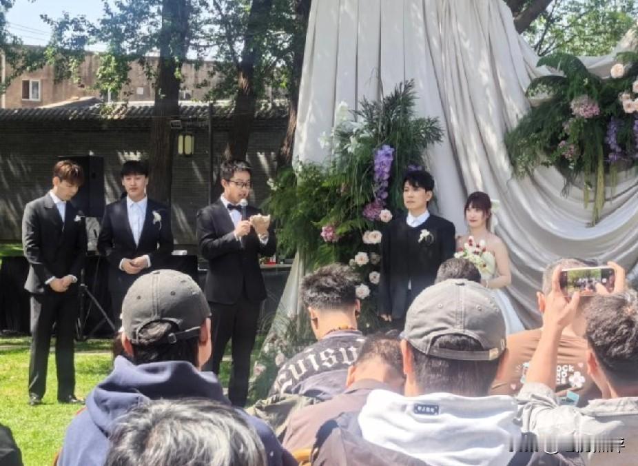 德云社又一位演员结婚了，这次是头九合资养大的孩子甜甜樊霄堂。网友调侃：樊霄堂