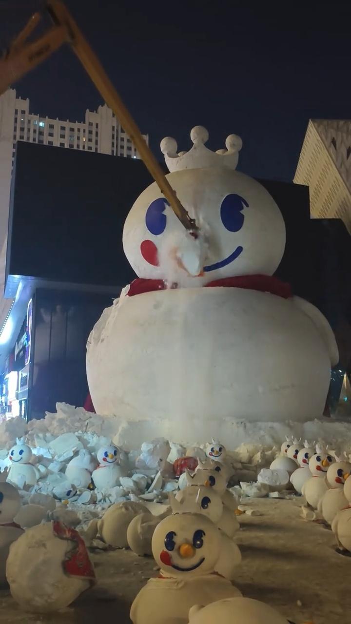 《“春风送暖，安全至上！”哈尔滨18米雪雕被拆除，网友：理解并支持》哈尔滨街