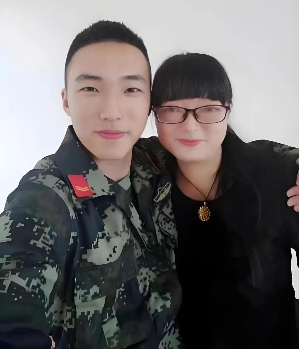 江苏一女子，儿子因公牺牲，她伤心欲绝，每天以泪洗面，2022年一天，她在商场，突