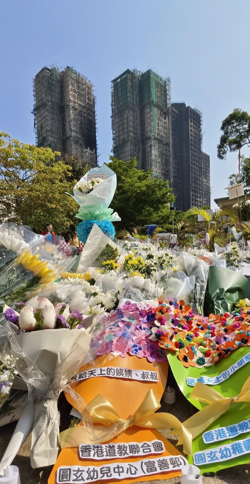香港宏福苑大火发生后，一旁的广福休憩处成为悼念区，今日最后一天。