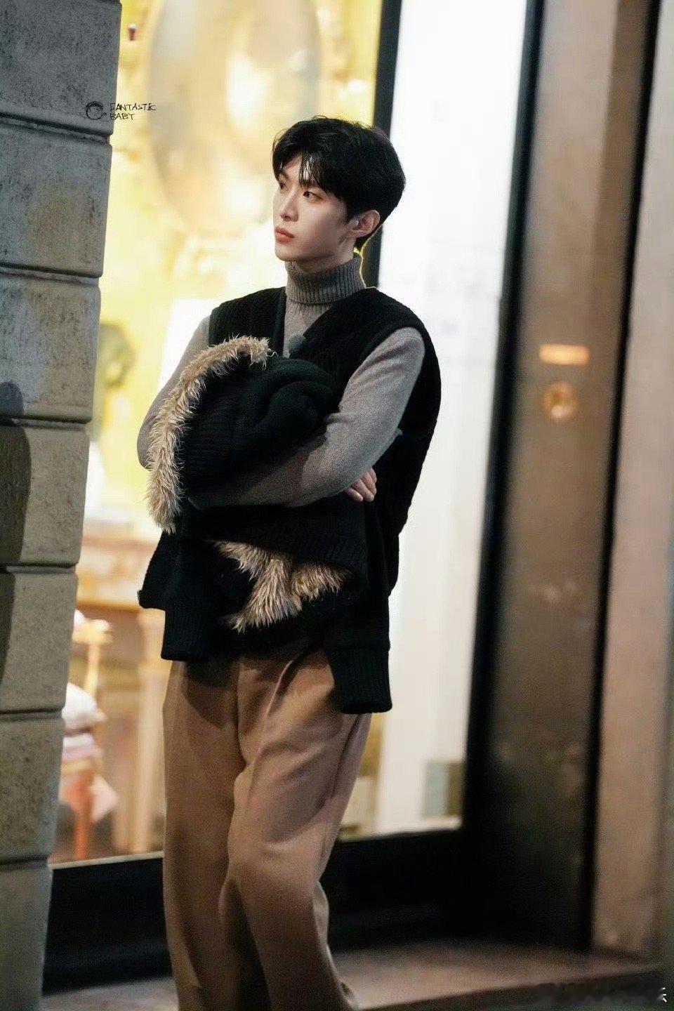 范丞丞出国回来买到关不上后备箱了谁看了不说句范丞丞真实！意大利录节目回国，买的