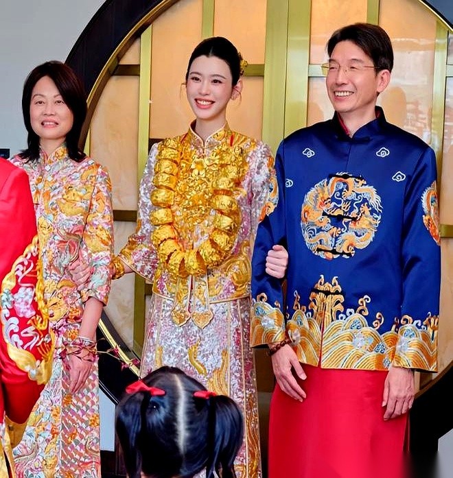 别真以为赌王儿子娶奚梦瑶，是什么少爷看上女明星的浪漫剧本。这场豪门联姻真正的操盘手是四太梁安琪，而她