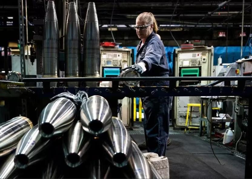 美军武器急需补充库存之际，中方果断宣布稀土涨价，这下白宫傻眼了！据彭博社报道