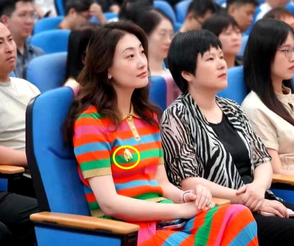 宗馥莉穿Gucci裙，我没破防。宗馥莉又美又瘦，我也没破防。可瞅见她胸口