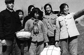 1977年秋，知青王建全因招工要去体检，他喊上女知青杜玉娟：“姐，我都要走了，你