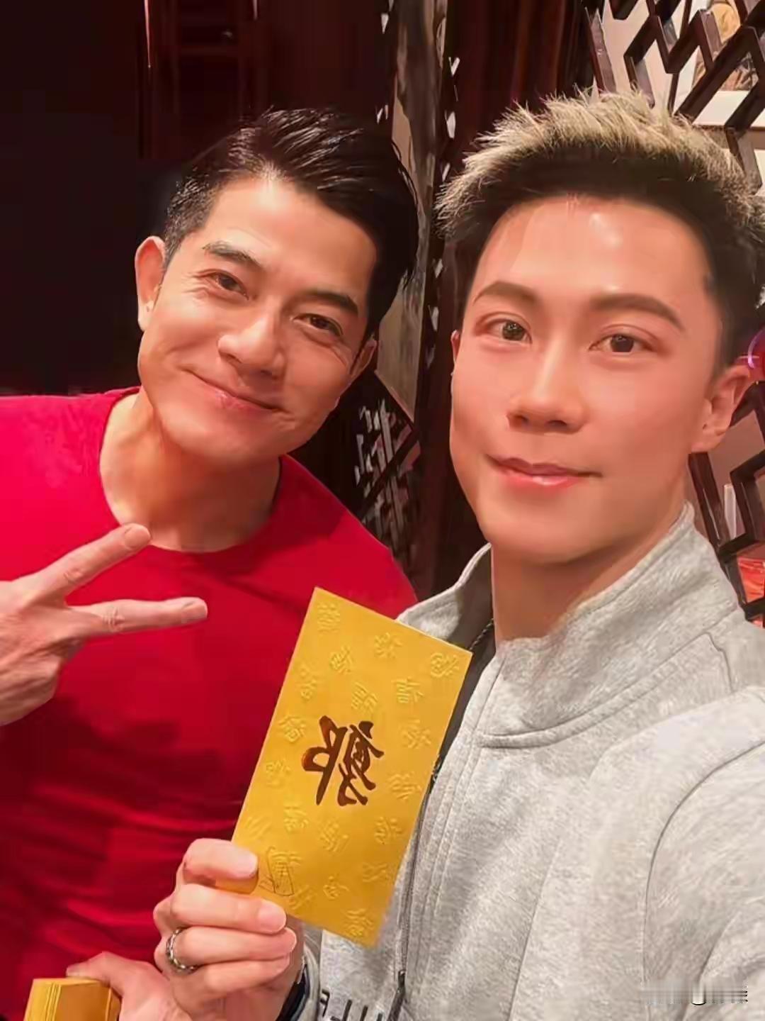 发红包还合影，老板真大气[比心]